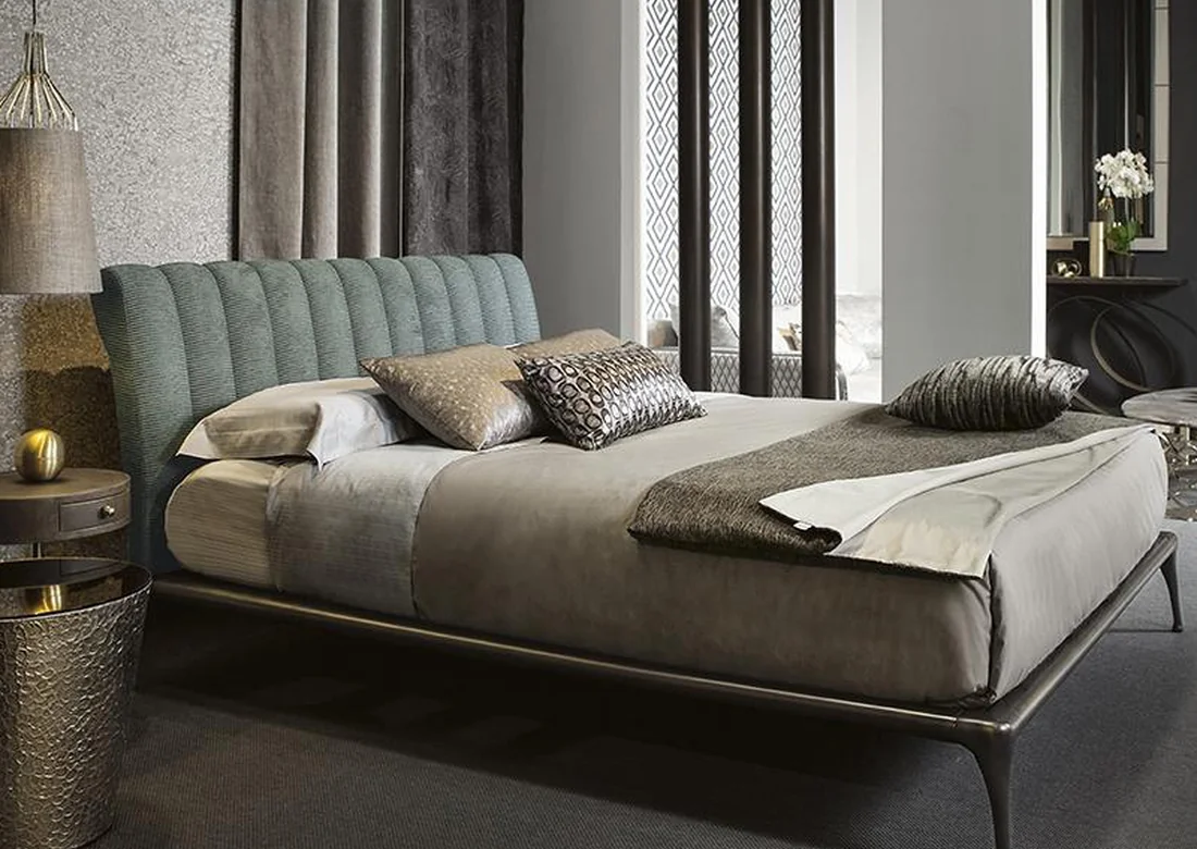 Pat tapițat cu design italian într-un dormitor contemporan