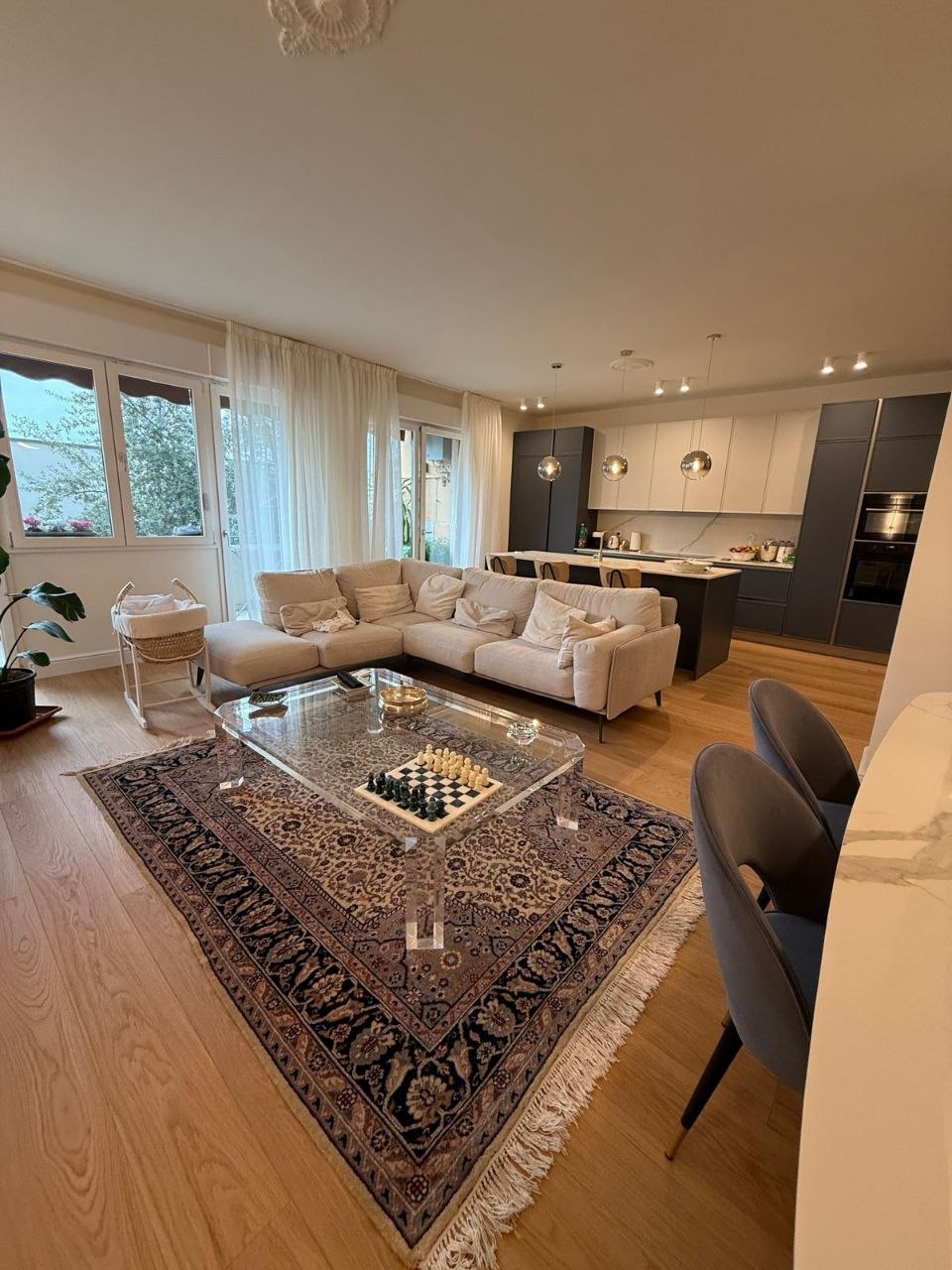 Proiecte de Livinguri și Bucătării Open-Space – Confort, Estetică și Calitate Premium