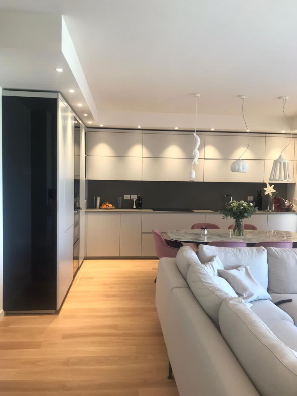 Proiecte de Livinguri și Bucătării Open-Space – Confort, Estetică și Calitate Premium