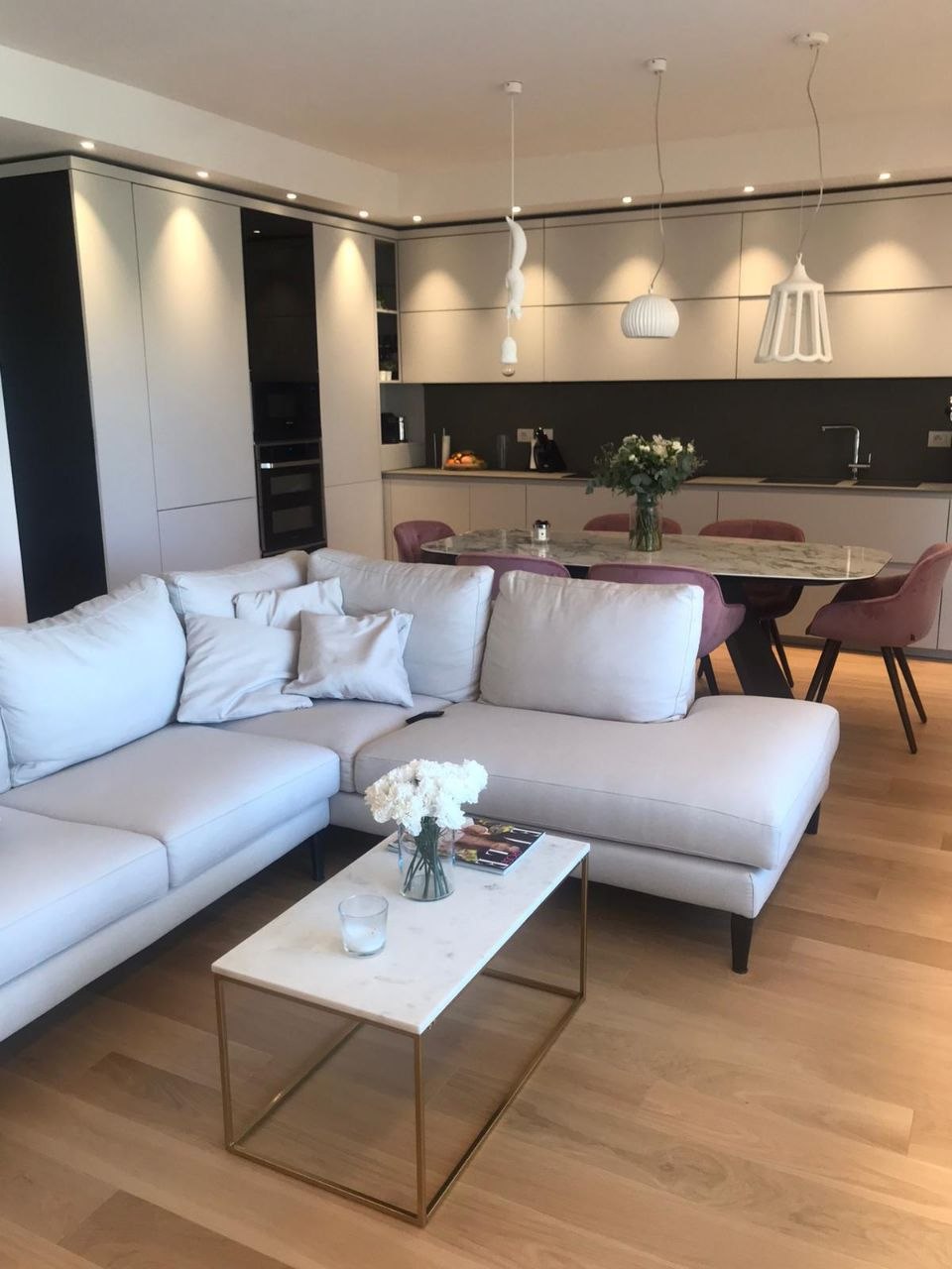 Proiecte de Livinguri și Bucătării Open-Space – Confort, Estetică și Calitate Premium